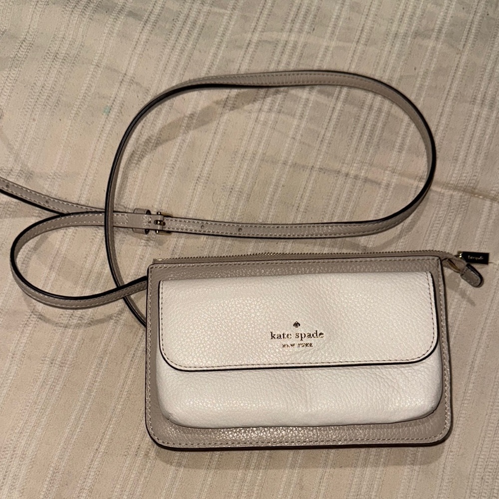 🚩Final Sale! Kate Spade Gray and White Crossbody Bag with Flap Closure